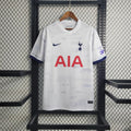 Maillot Tottenham 2023-24 de la marque Le 12-ème Maillot, vue de face avec logo et designs du club en détail.