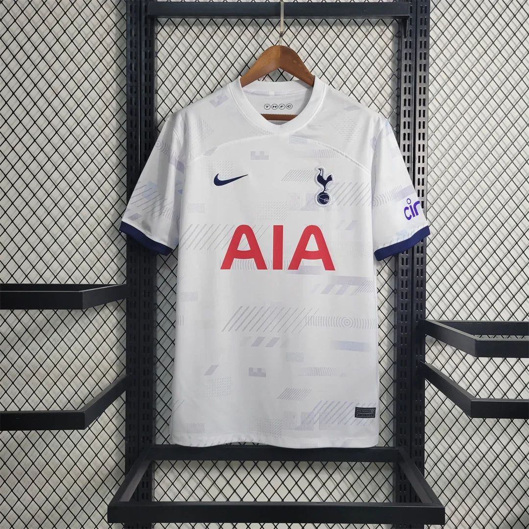 Maillot Tottenham 2023-24 de la marque Le 12-ème Maillot, vue de face avec logo et designs du club en détail.