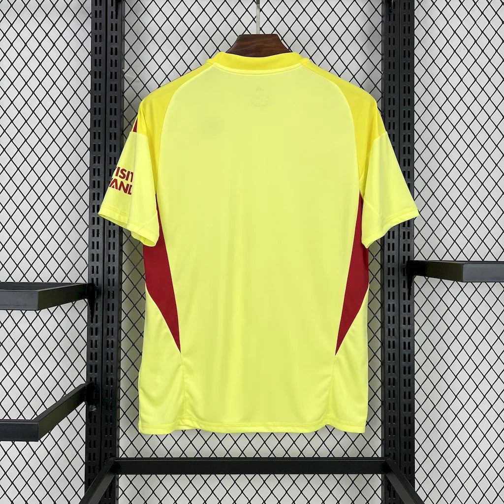 Maillot de gardien Arsenal 2025-26 Le 12 -ème Maillot, en tissu technique avec logo et détails de l'équipe sur fond blanc
