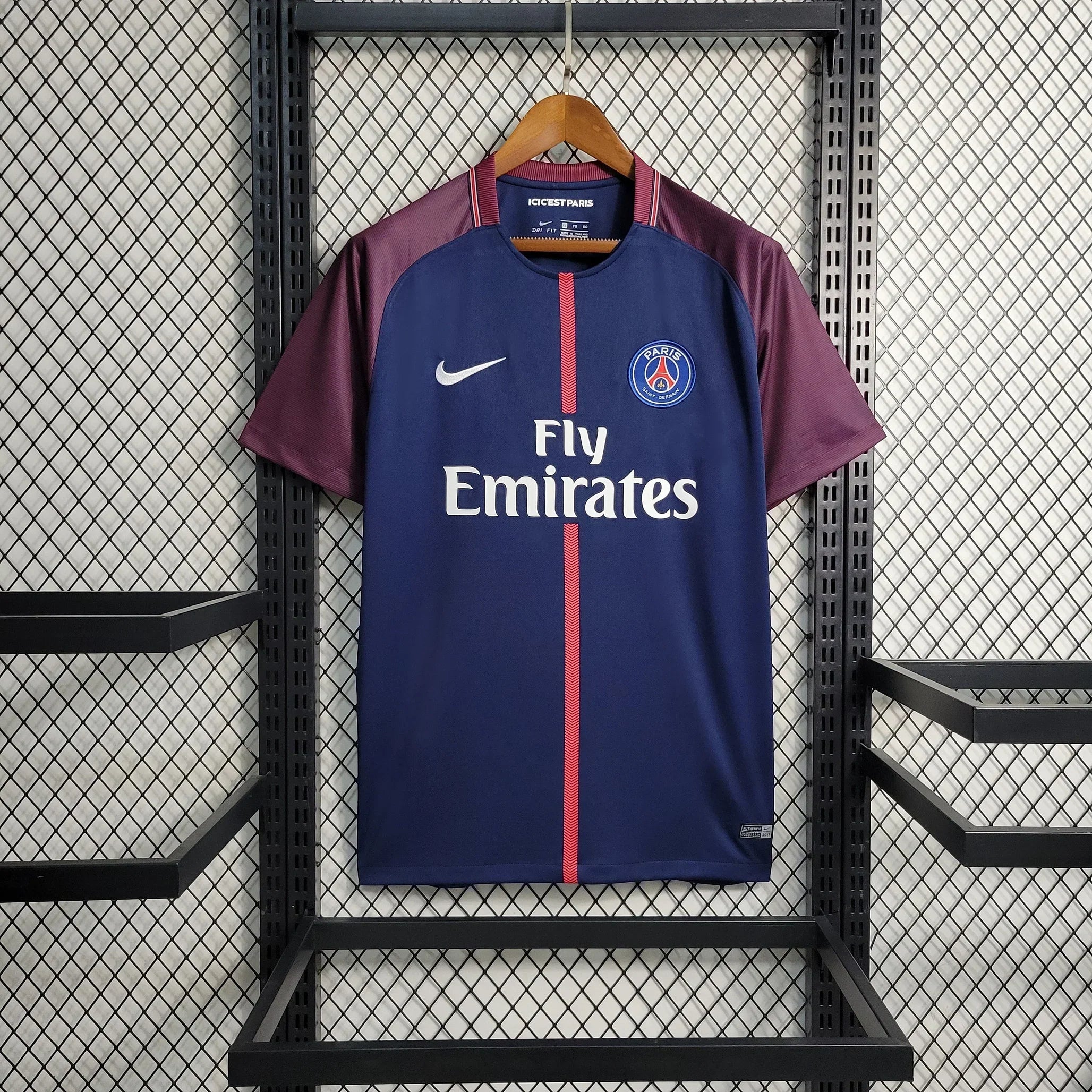 Maillot Paris rétro 2017-2018 Le 12 -ème Maillot, maillot de football avec logo et design vintage visible sur l'image.
