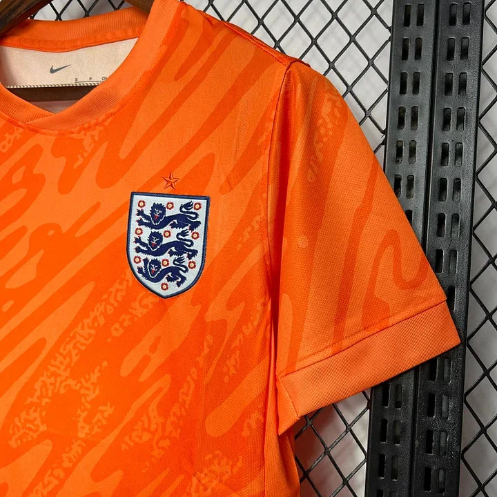 Maillot de football Angleterre 2024-2025 Le 12-ème Maillot, vue de face avec logo et design blanc et bleu.