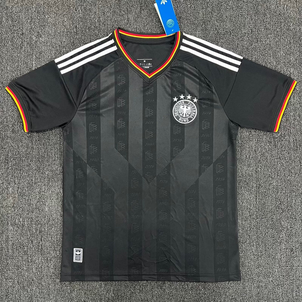 Maillot de football noir Le 12 -ème Maillot pour entraînement Allemagne 25/26, vue de face avec logo visible.