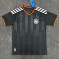 Maillot de football noir Le 12 -ème Maillot pour entraînement Allemagne 25/26, vue de face avec logo visible.