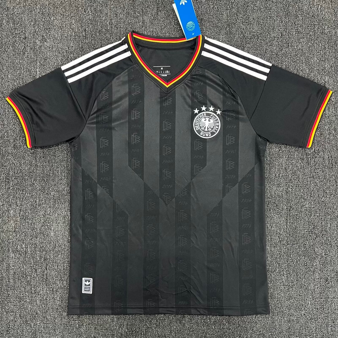 Maillot de football noir Le 12 -ème Maillot pour entraînement Allemagne 25/26, vue de face avec logo visible.