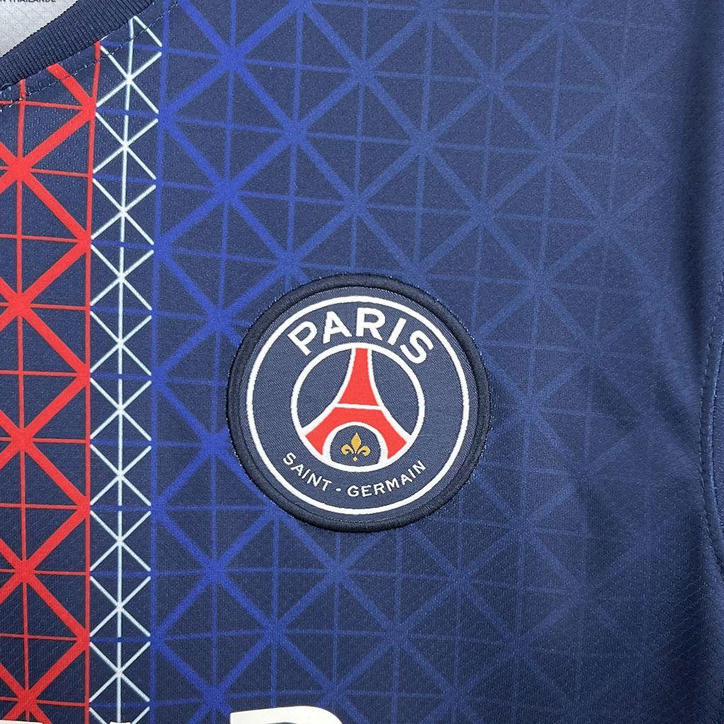 Maillot PSG 2025/26 Le 12 -ème Maillot, maillot de football avec logo PSG et design moderne, porté sur un mannequin.