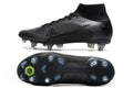 Crampons Mercurial Superfly 8 Elite pour football, fixation en acier avec pointes en métal, fixé sur une chaussure de sport.