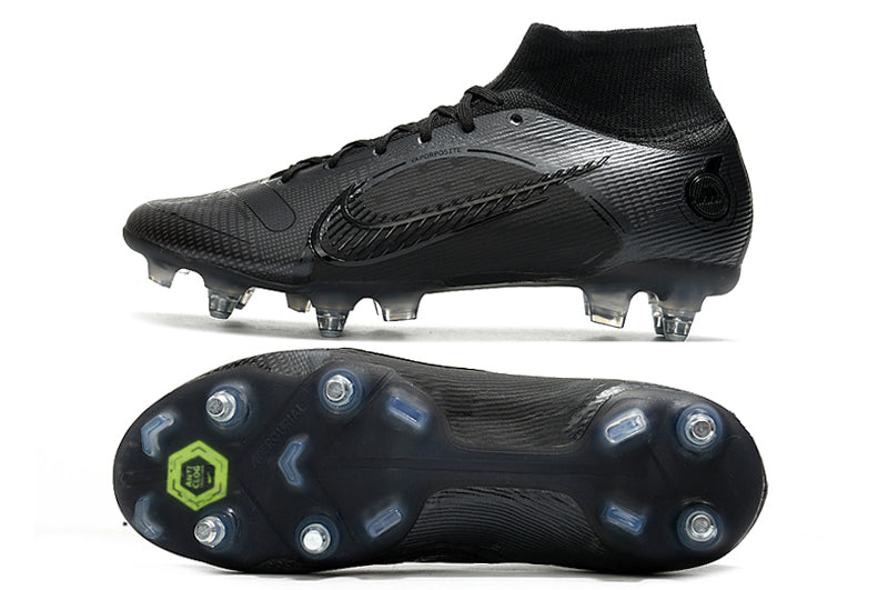 Crampons Mercurial Superfly 8 Elite pour football, fixation en acier avec pointes en métal, fixé sur une chaussure de sport.