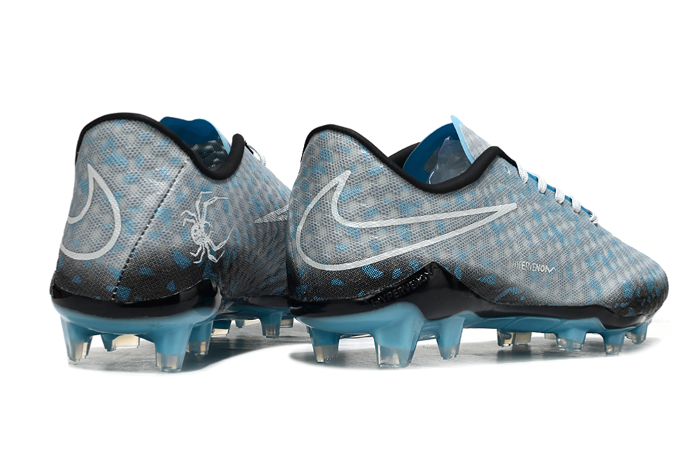 Crampons Hypervenom Phantom de Le 12 -ème Maillot, fixations en acier avec pointes pour le football, vue en gros plan.