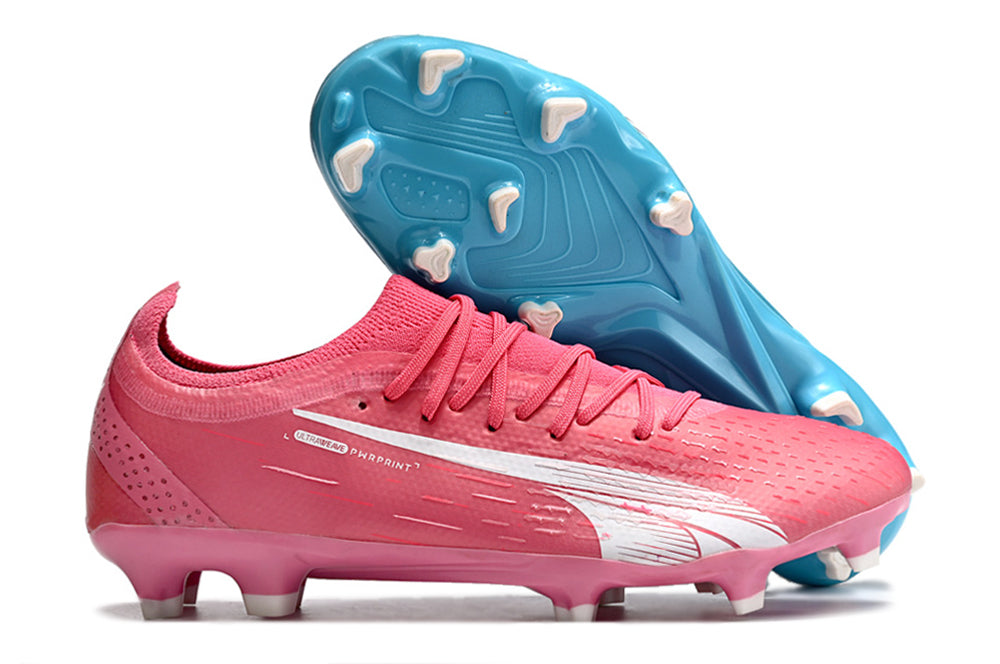 Crampons Ultra Ultimate FG de Le 12 -ème Maillot, vue rapprochée montrant les pointes en acier pour football en outdoor.