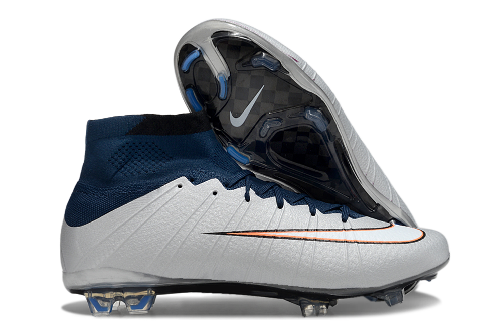 Crampons Mercurial Superfly de Le 12-ème Maillot, vue en gros plan montrant les pointes en acier et la conception légère.