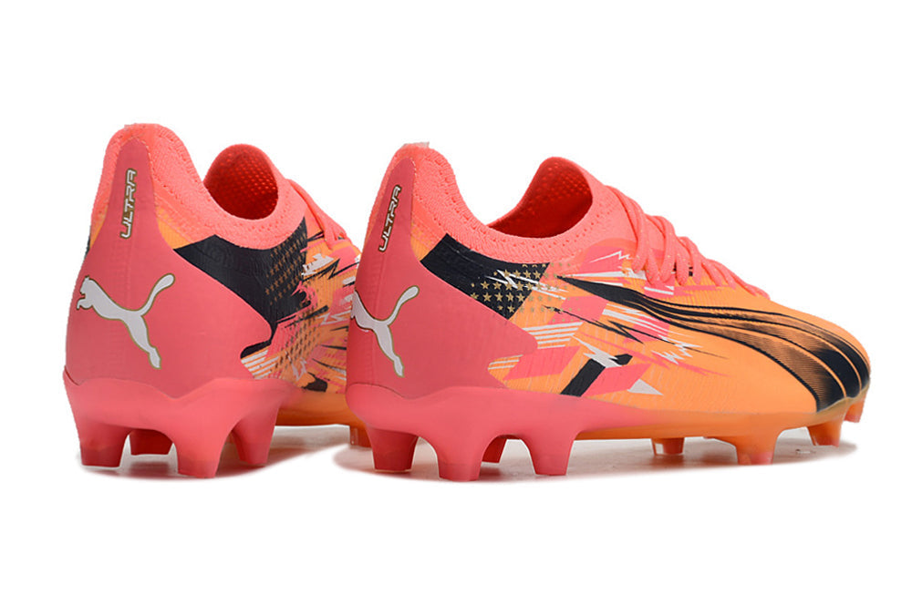 Crampons Ultra Ultimate FG de Le 12 -ème Maillot, montrant les pointes et la conception pour le football en extérieur.
