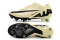 Crampons pour chaussures de football Mercurial Vapor de la marque Le 12 -ème Maillot, montrant la fixation et la semelle.
