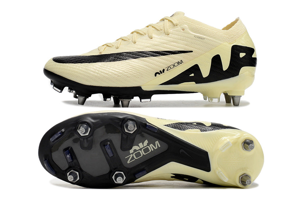 Crampons pour chaussures de football Mercurial Vapor de la marque Le 12 -ème Maillot, montrant la fixation et la semelle.