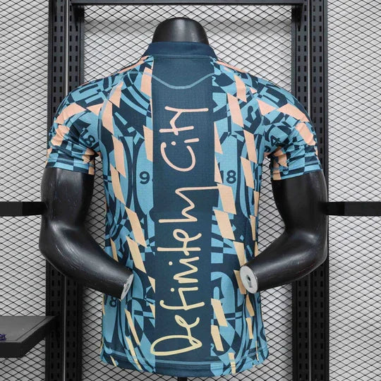 Maillot Manchester City bleu, style rétro, édition spéciale 24-25, de la marque Le 12 -ème Maillot, vue frontale.