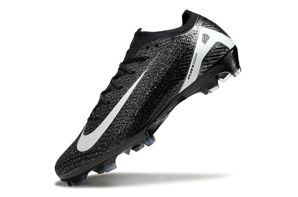 Crampons Mercurial Vapor XV Elite de Le 12 -ème Maillot, vue rapprochée des pointes en acier pour football.