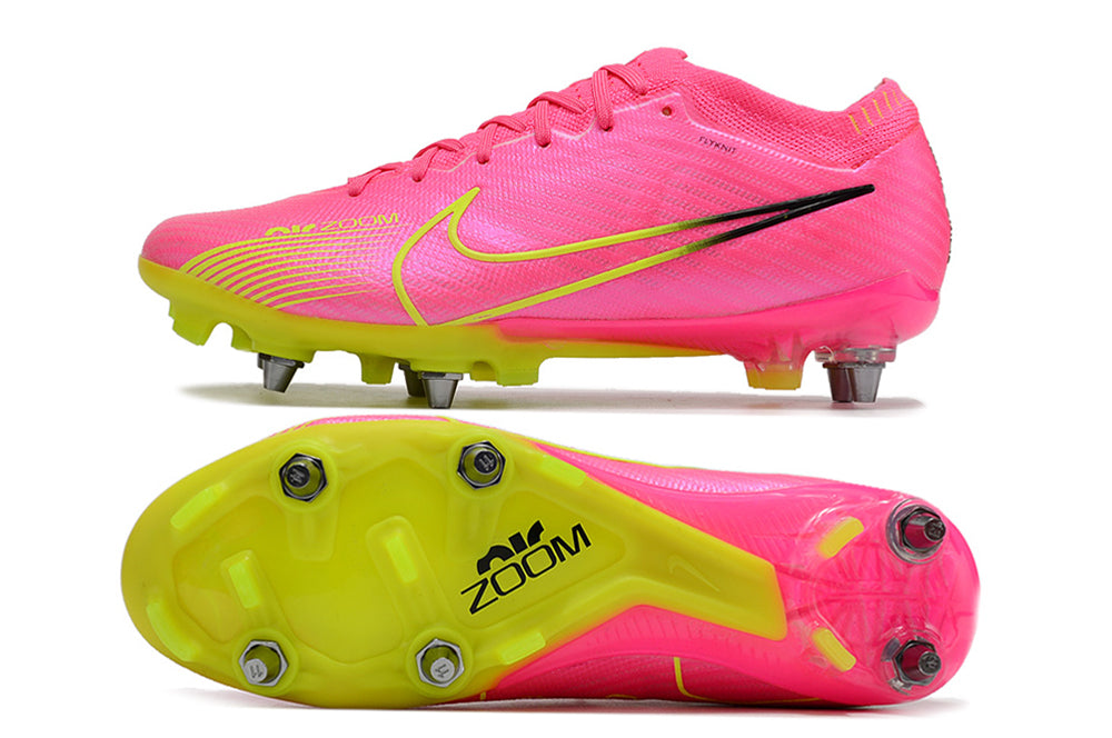 Crampons Mercurial Vapor XV Elite de Le 12 -ème Maillot, fixations en acier, conçus pour la performance sur terrain dur.