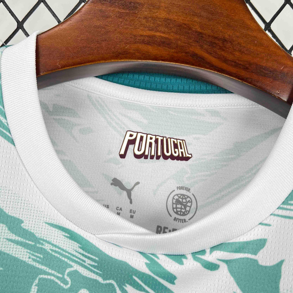 Maillot extérieur Portugal Coupe du Monde 2026 Le 12 -ème Maillot, maillot de football avec drapeau portugais et logo officiel.