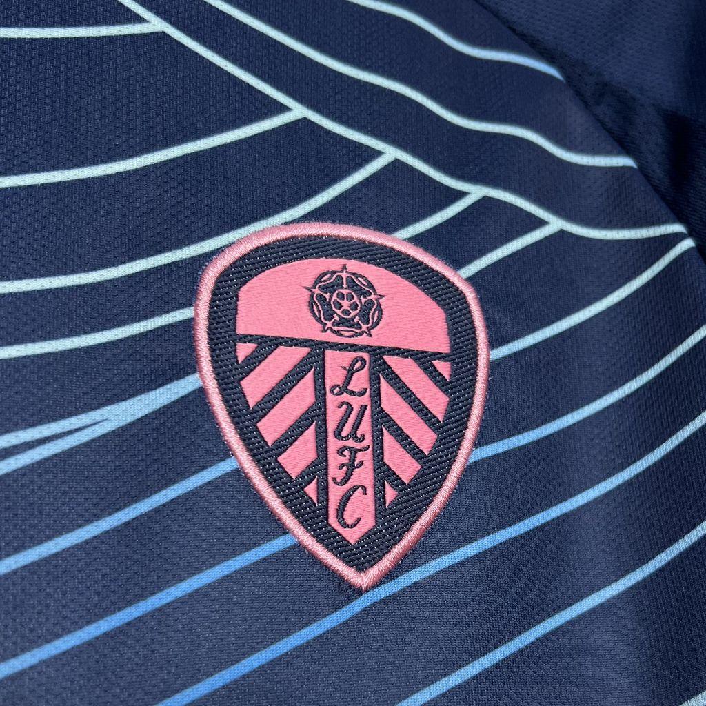 Maillot Leeds United 2024-25 Le 12 -ème Maillot, maillot de football avec logo et couleurs officielles de l'équipe.