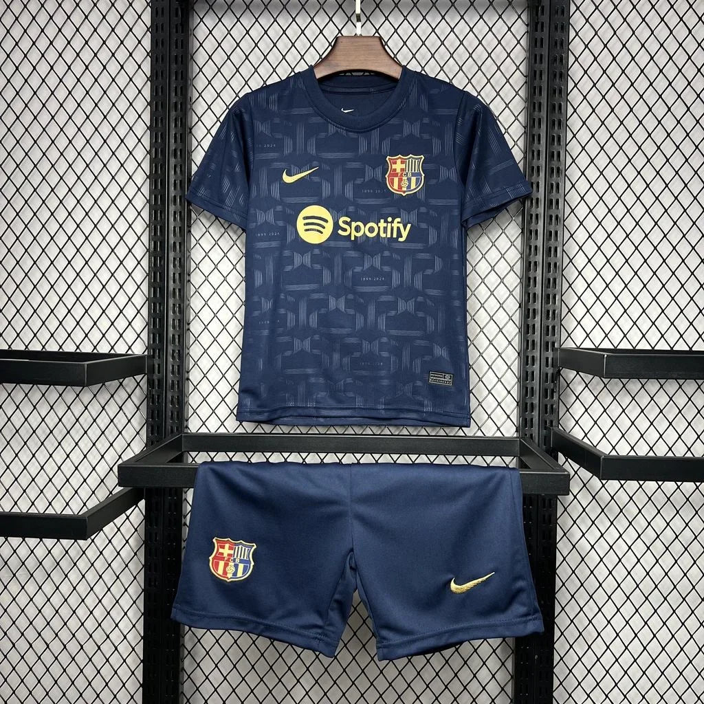 Kit enfant FC Barcelone Le 12 avec maillot et short bleu, idéal pour jeunes supporters du club catalan.