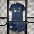 Kit enfant FC Barcelone Le 12 avec maillot et short bleu, idéal pour jeunes supporters du club catalan.