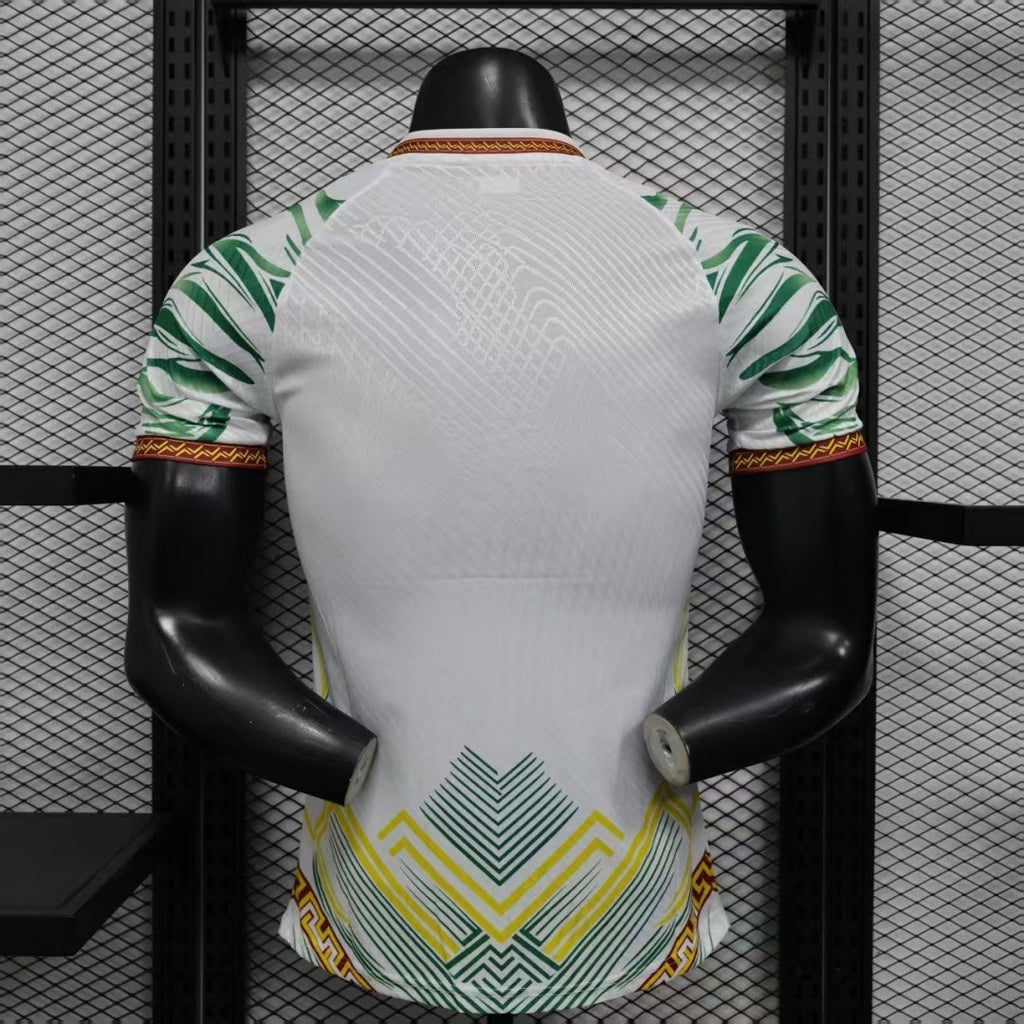 Maillot blanc Mali 25/26 pour joueur A de la marque Le 12 -ème Maillot, vue de face avec logo et détails.