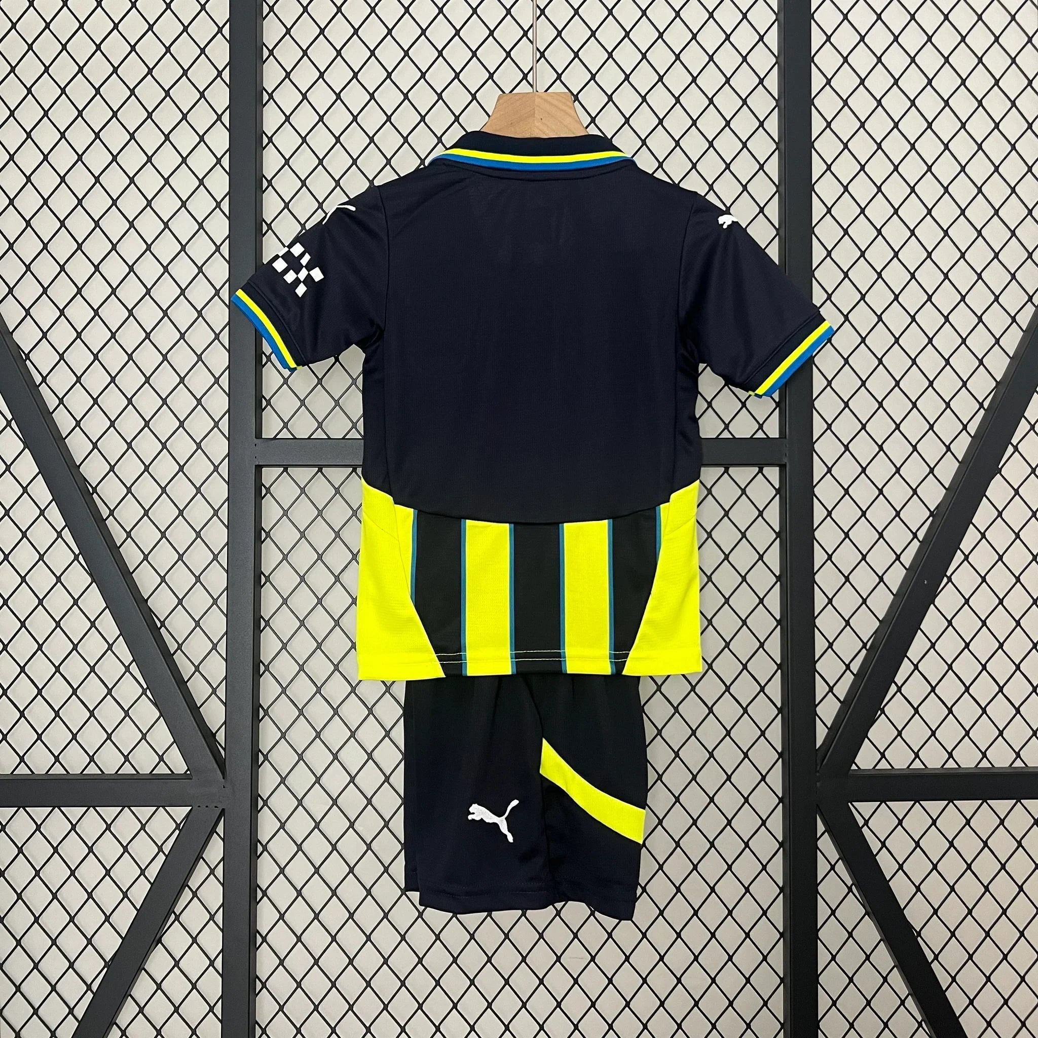 Maillot extérieur pour enfant Manchester City 2024-25, kit officiel Le 12 -ème Maillot, vue du maillot avec logo et détails.