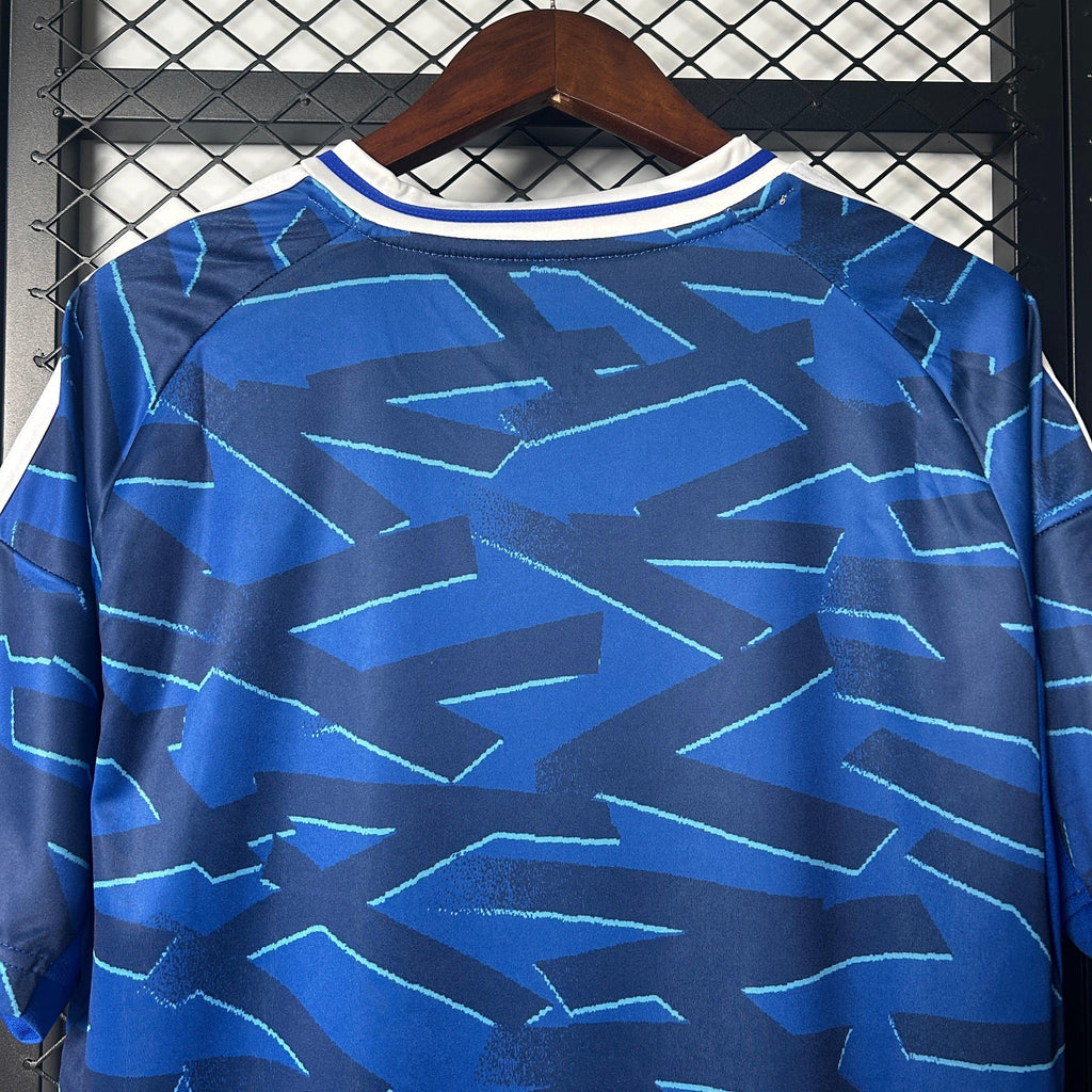 Écharpe de football Schalke 04 Home 25/26 de la marque Le 12 -ème Maillot, avec logo et design de l'équipe en bleu et blanc