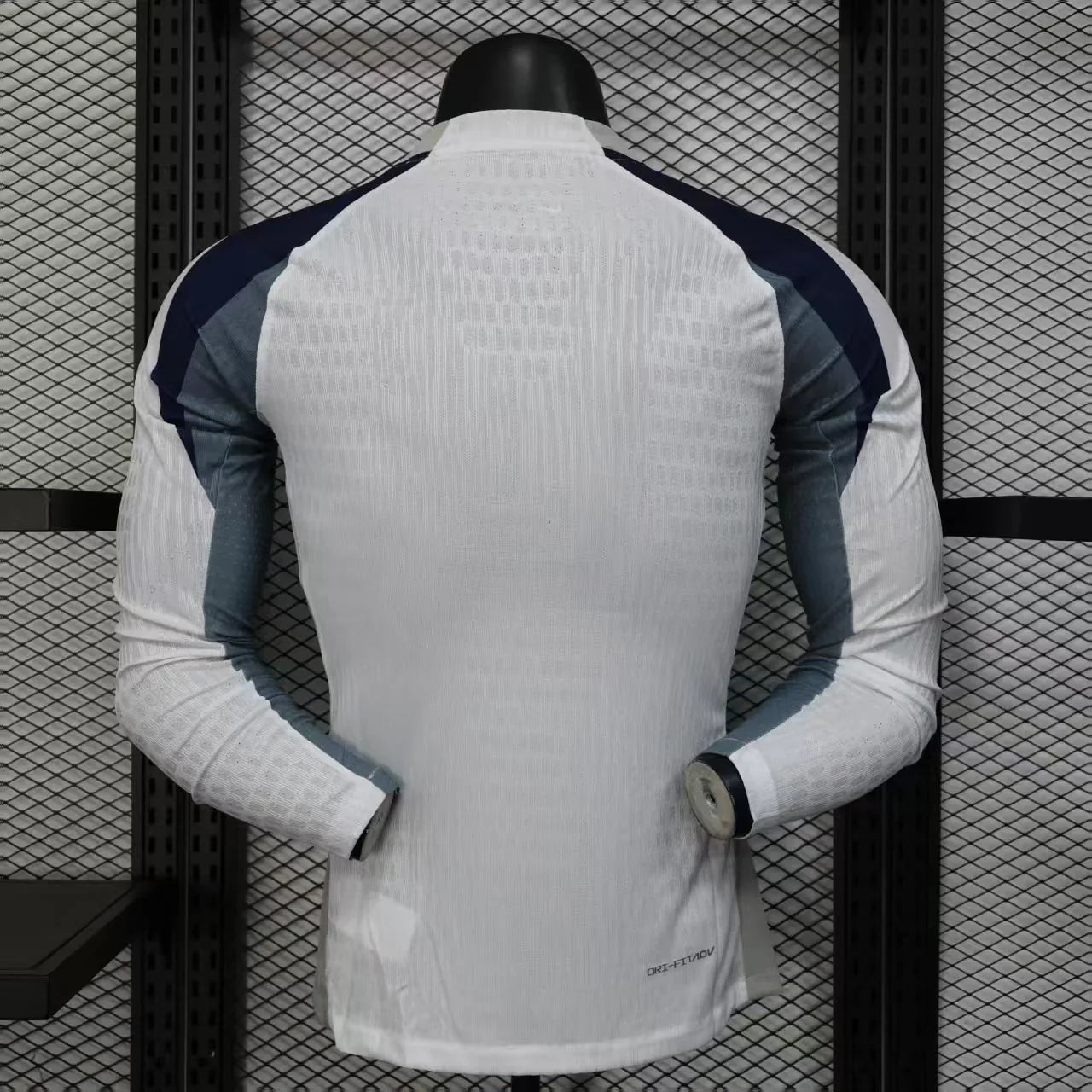 Maillot Tottenham manches longues 2025-26 de la marque Le 12 -ème Maillot, vue de face avec logo et design officiel.