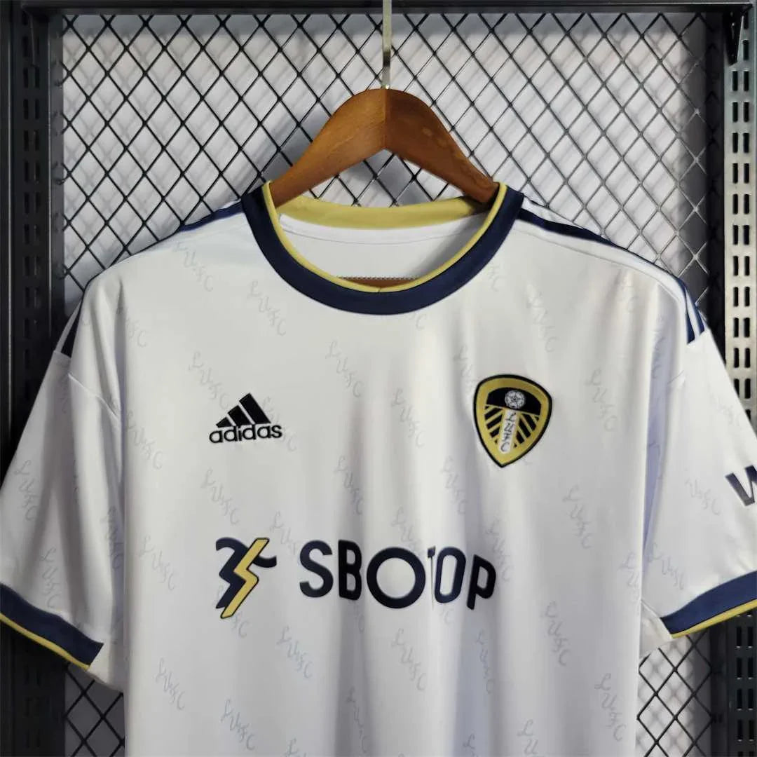 Maillot Leeds United 2022-23 de la marque Le 12-ème, jersey vert avec logo du club et détails officiels visible.