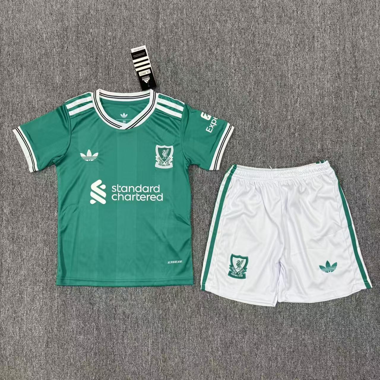 Ensemble pour enfant Liverpool extérieur de Le 12 -ème Maillot, maillot et short assortis avec logo de l'équipe.