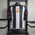 Maillot Manchester United 2023-2024 Le 12 -ème Maillot, maillot de football rouge avec logo du club et détails de l'équipe.