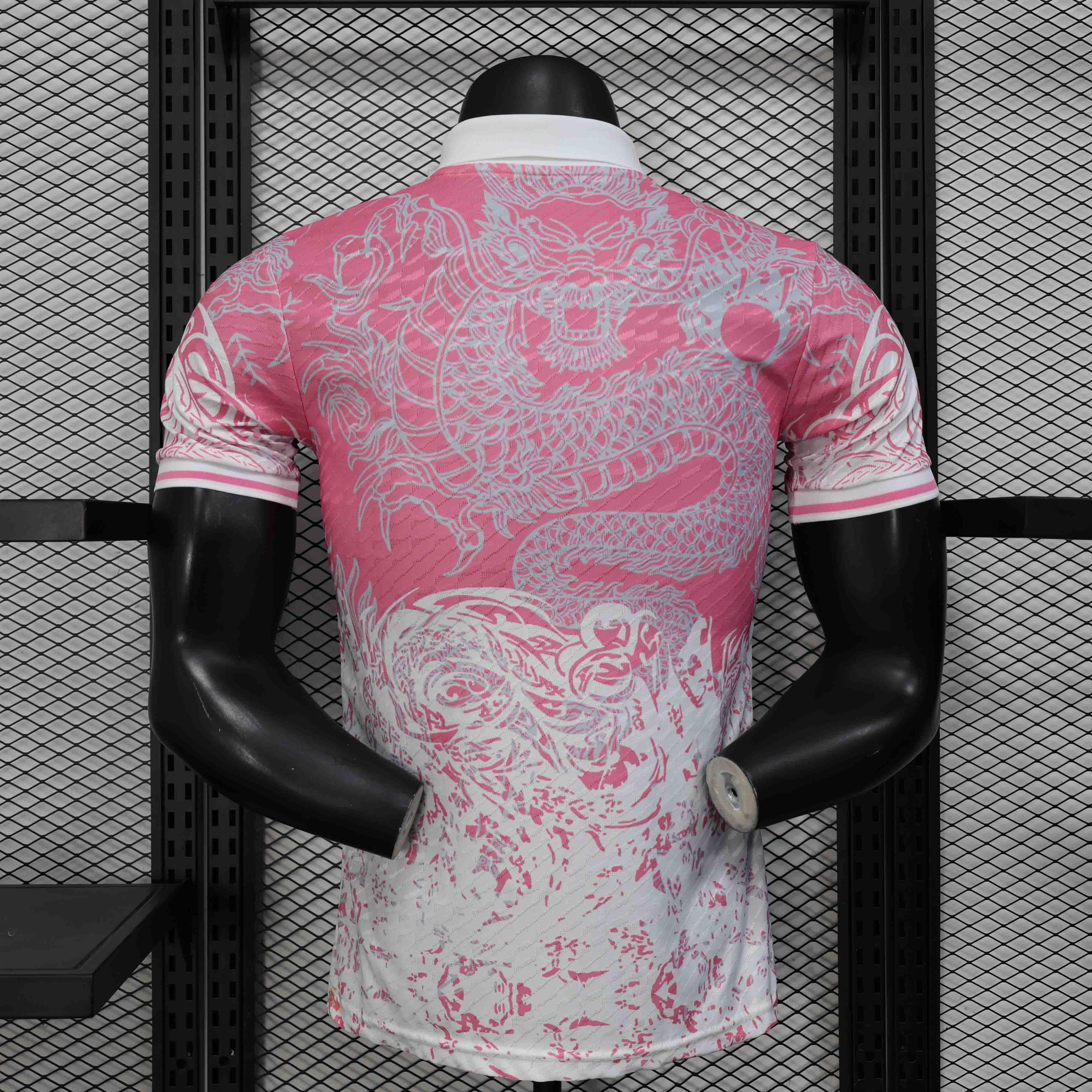 Maillot concept Real Madrid 2025-26 de la marque Le 12 -ème Maillot, vue front avec logo et design innovant.