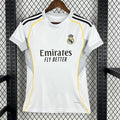 Maillot domicile femme Real Madrid 25/26 Le 12 -ème Maillot, maillot blanc avec logo du Real Madrid et détails or.