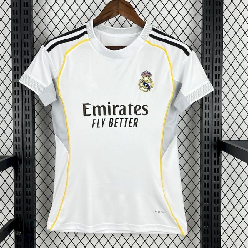 Maillot domicile femme Real Madrid 25/26 Le 12 -ème Maillot, maillot blanc avec logo du Real Madrid et détails or.