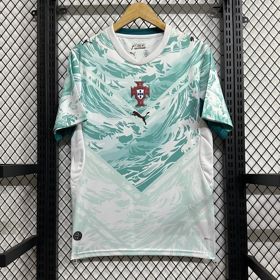 Maillot extérieur Portugal 25/26 Le 12 -ème Maillot, maillot de football avec logo Portugal et design aux couleurs traditionnelles.