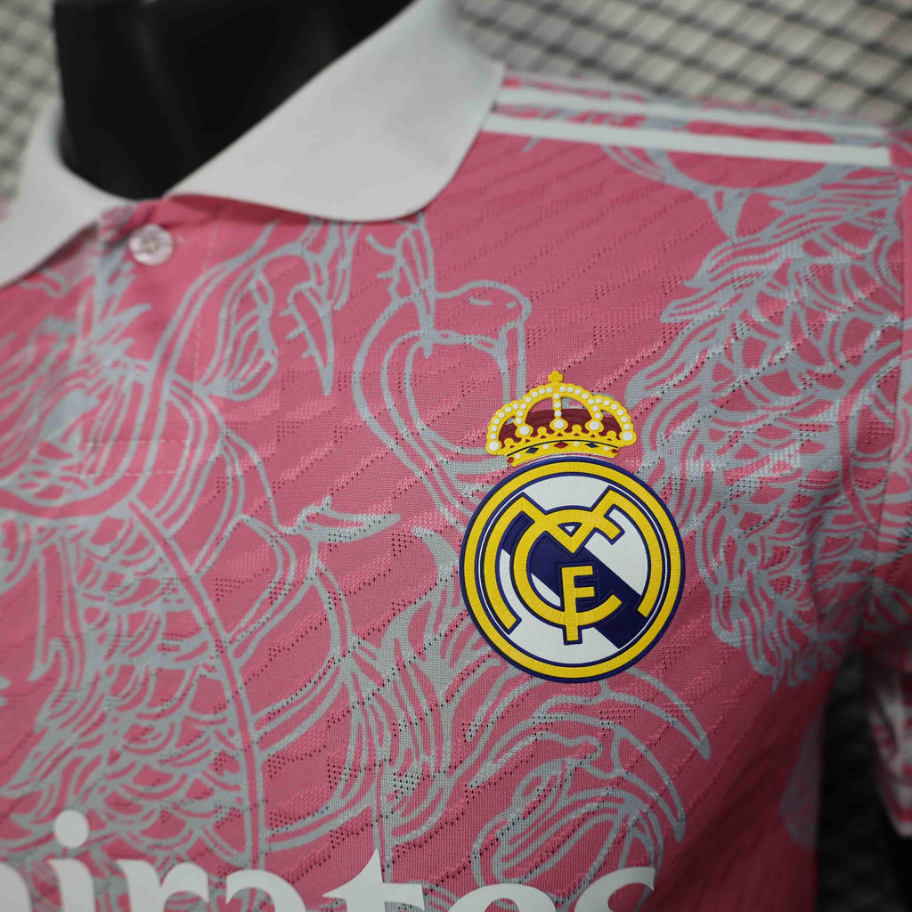 Maillot concept Real Madrid 2025-26 de la marque Le 12 -ème Maillot, vue front avec logo et design moderne.