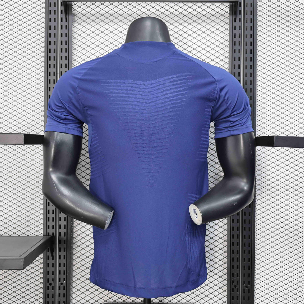 Maillot Manchester United concept 2025-26 par Le 12 -ème Maillot, maillot de football rouge avec logo et détails modernes.
