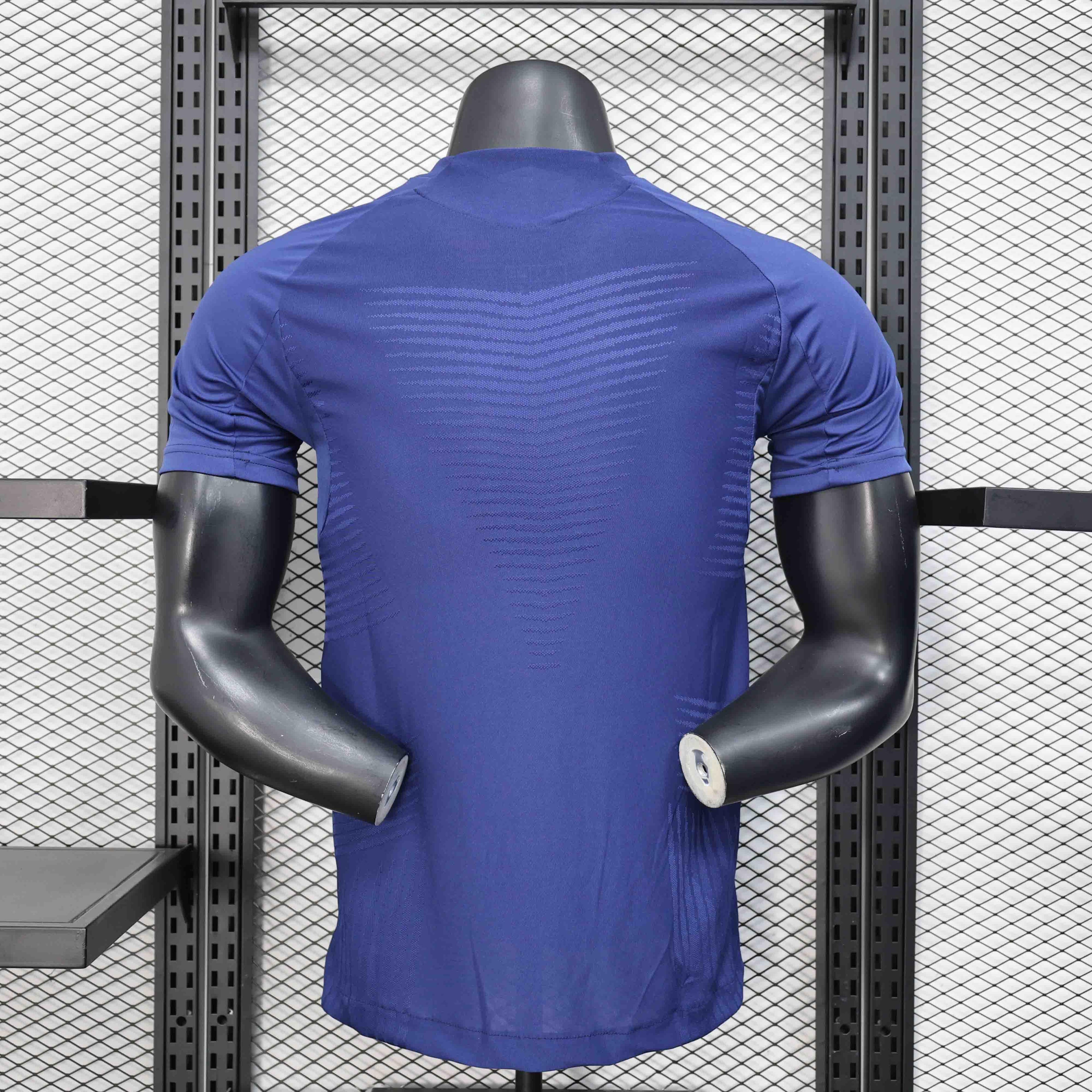 Maillot Manchester United concept 2025-26 par Le 12 -ème Maillot, maillot de football rouge avec logo et détails modernes.