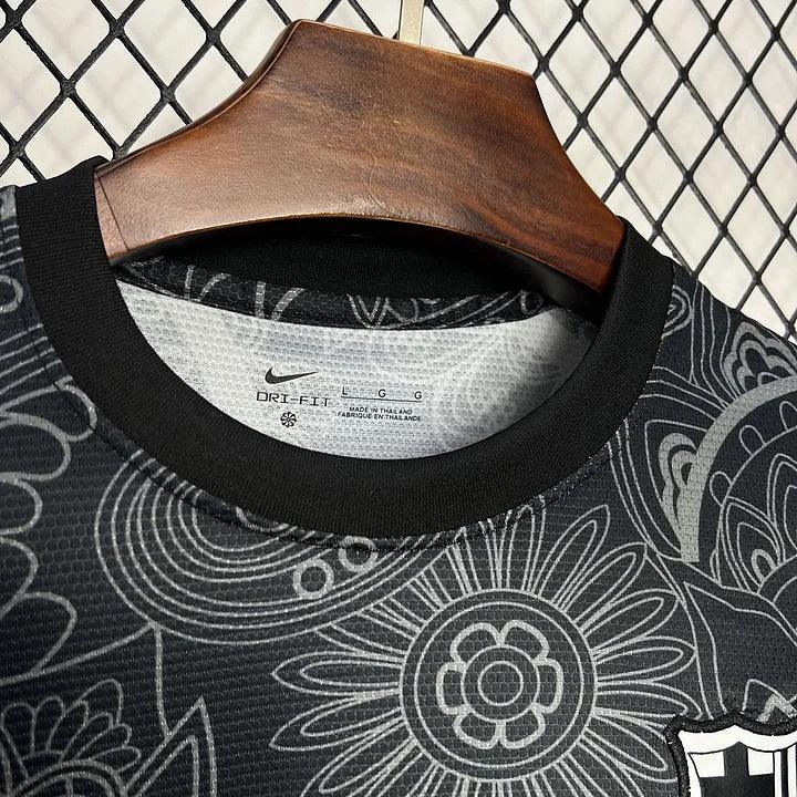 Maillot de football FC Barcelone noir concept 2024 2025 de Le 12 -ème Maillot, vue de face avec logo et détails du design.