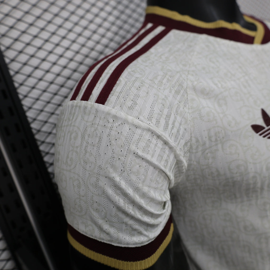 Maillot extérieur de l'équipe d'Espagne Coupe du monde 2026, marque Le 12 -ème Maillot, vue de face avec logo et détails colorés