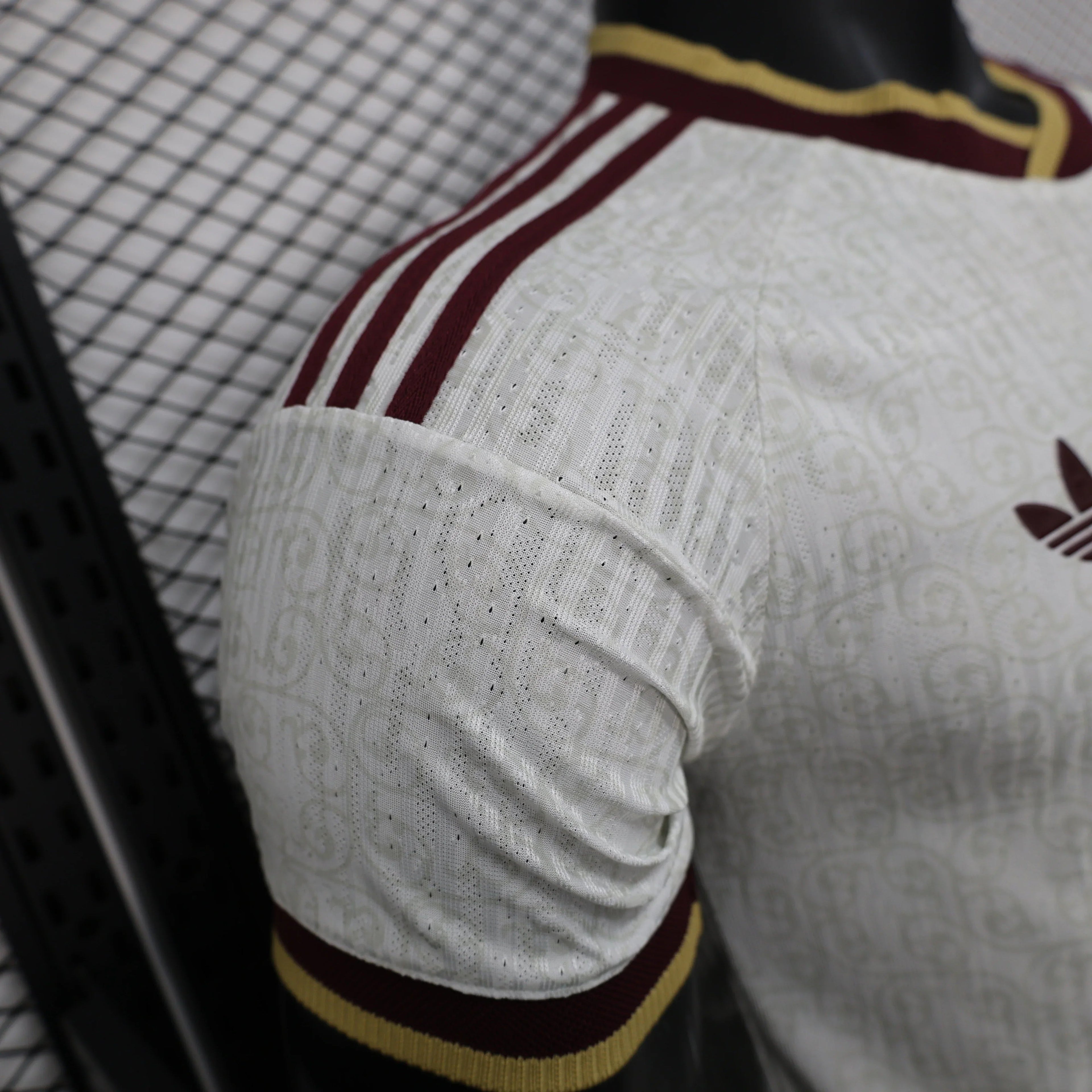 Maillot extérieur de l'équipe d'Espagne Coupe du monde 2026, marque Le 12 -ème Maillot, vue de face avec logo et détails colorés