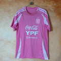 Maillot 24/25 Argentine Le 12 -ème Maillot, maillot de football rose avec logo et détails de l'équipe.