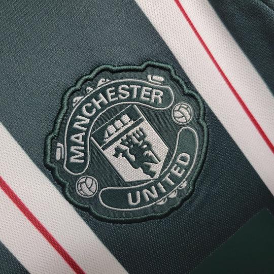 Maillot extérieur Manchester United saison 2023-2024, Le 12 -ème Maillot, vue de face avec logo et design sportif.