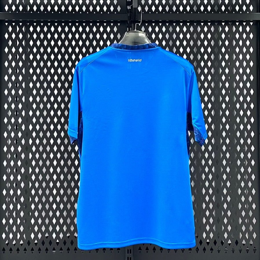 Maillot domicile Le 12 -ème Maillot 25/26 Iceland, maillot de football avec logo et couleurs officielles.