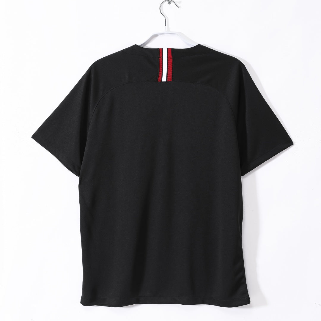 Maillot domicile rétro PSG 2018-2019 Le 12-ème Maillot, maillot de football bleu avec logo du PSG et détails blancs.