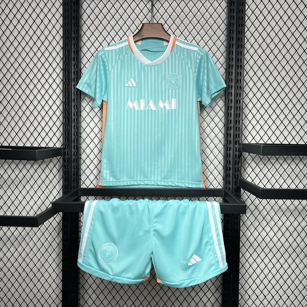 Kit enfant Inter Miami 2024-2025 de Le 12, maillot bleu avec logo de l'équipe et détails sportifs.