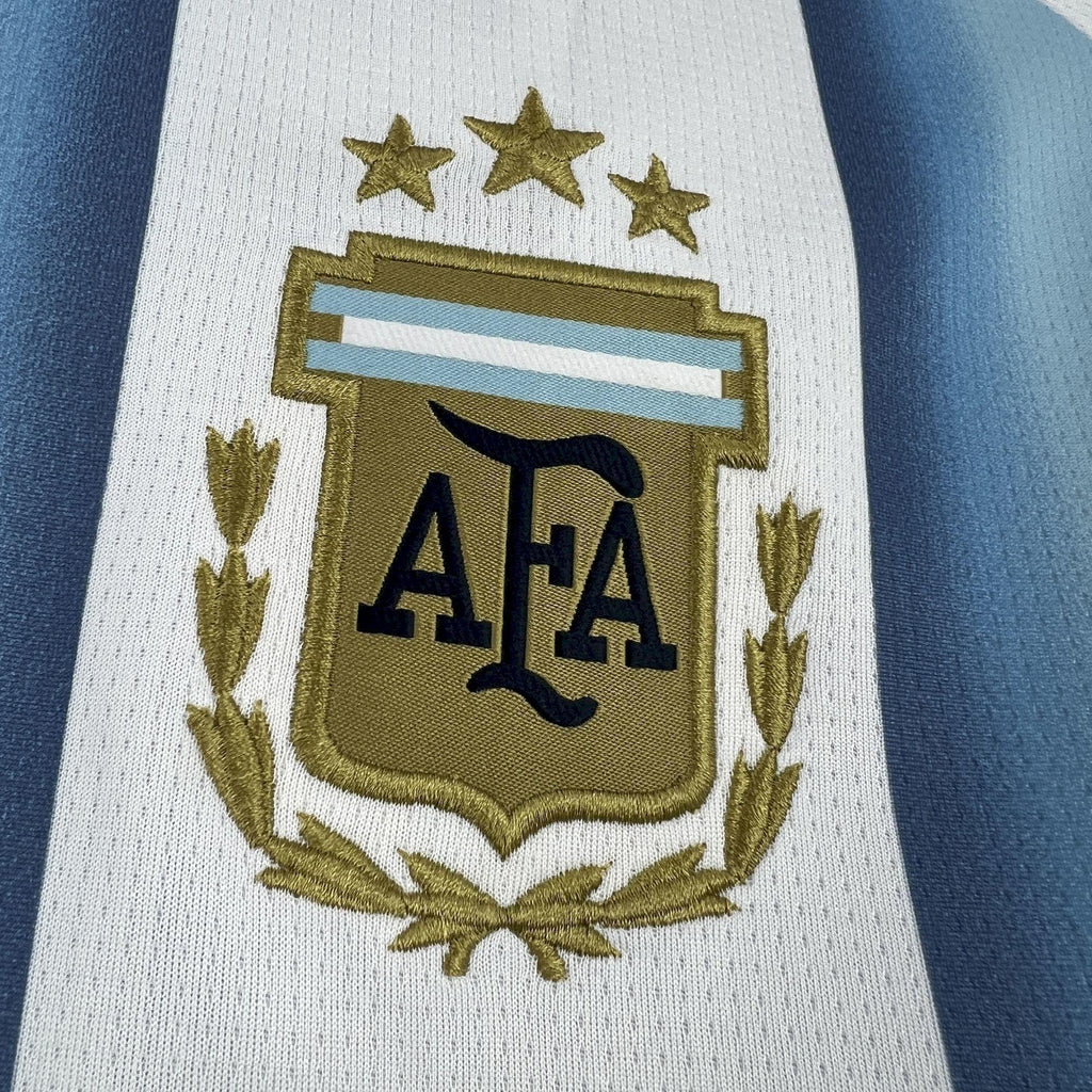 Maillot de football Argentine Coupe du Monde 2026 de la marque Le 12 -ème Maillot, vue frontale avec drapeau national.