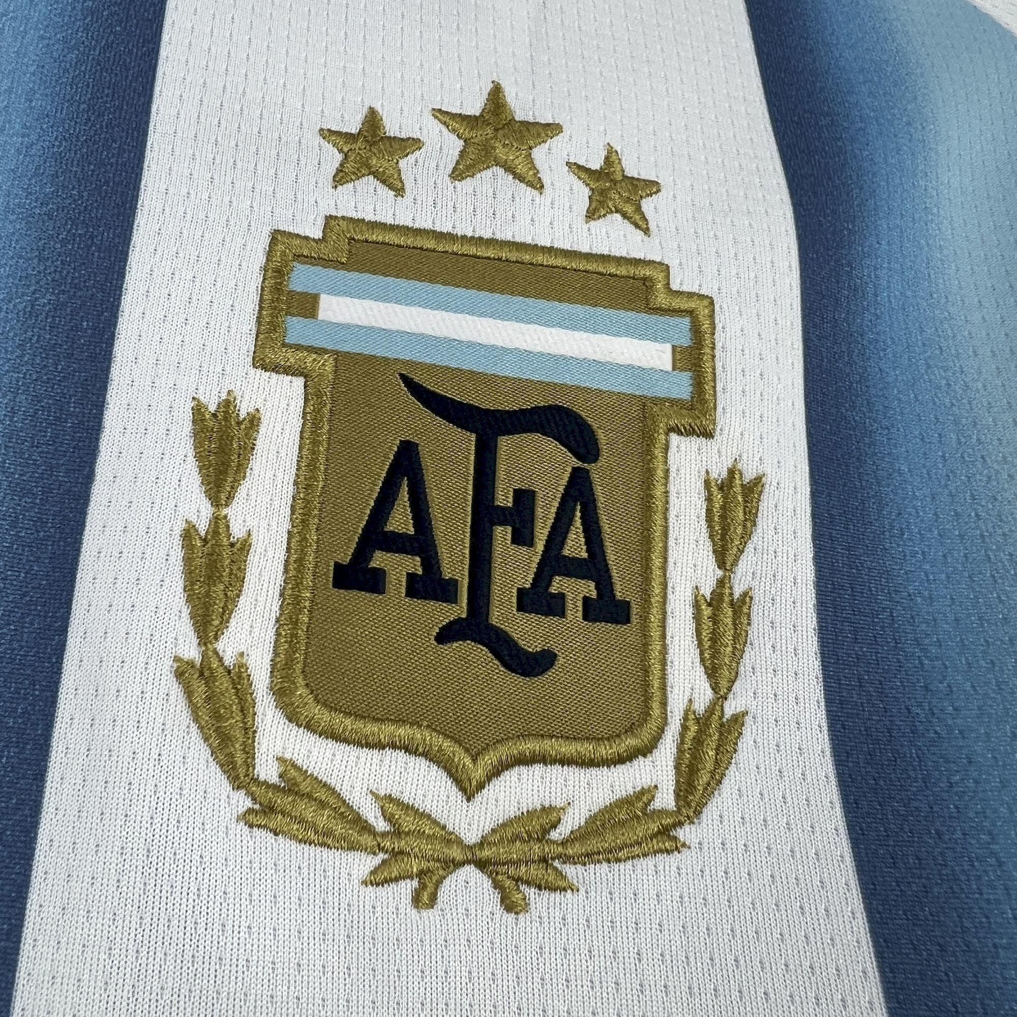 Maillot de football Argentine Coupe du Monde 2026 de la marque Le 12 -ème Maillot, vue frontale avec drapeau national.