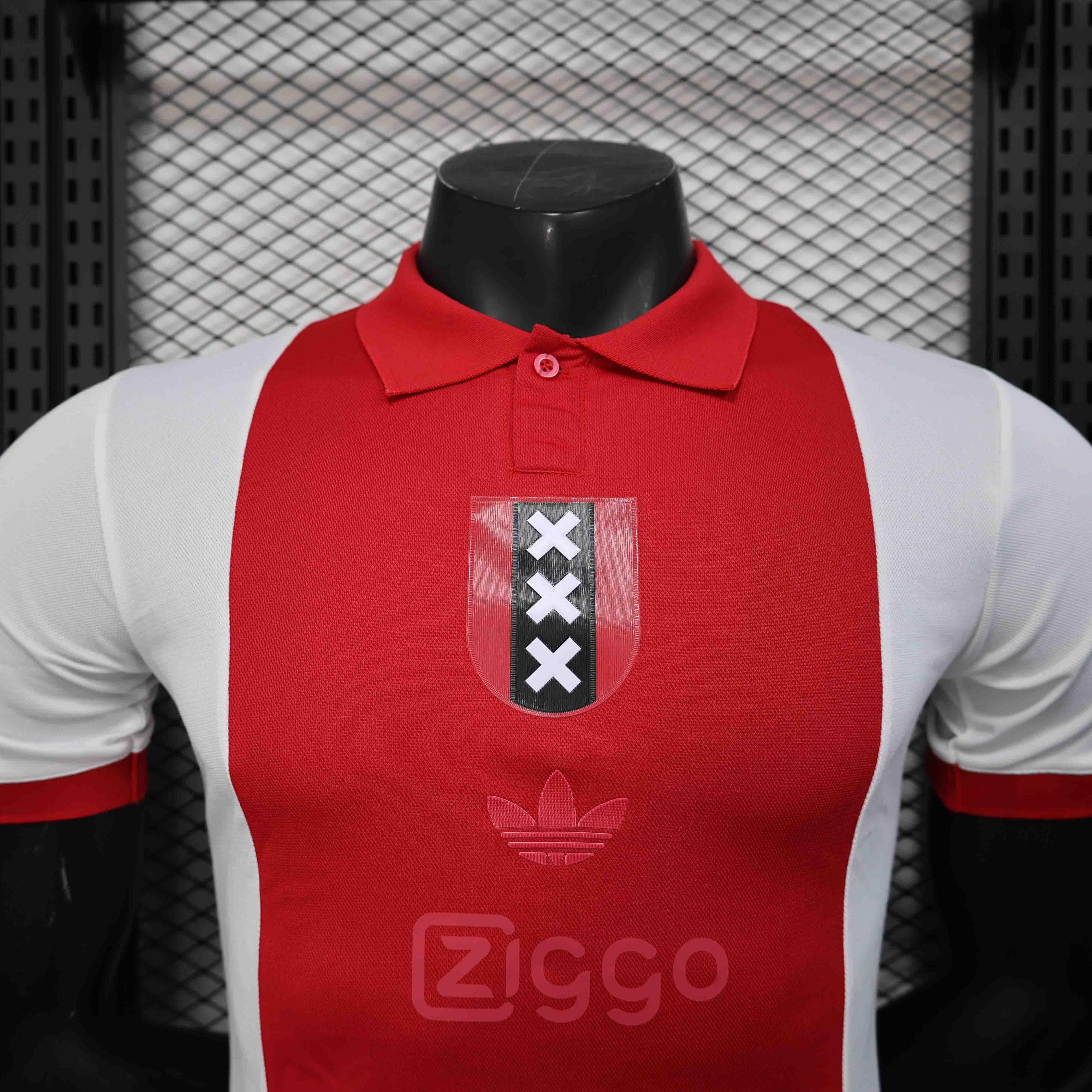 Maillot Ajax concept 2025-26 de la marque Le 12 -ème Maillot, devant du maillot avec design innovant et logo de l'équipe.
