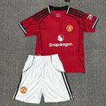 Ensemble enfant Manchester United domicile, maillot Le 12-ème Maillot, maillot rouge avec logo et détails sportifs.